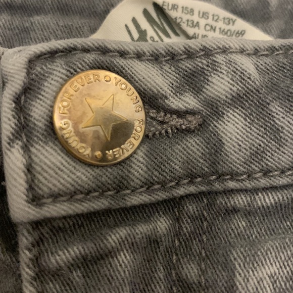 H&M grey shorts - Picture 2 of 2